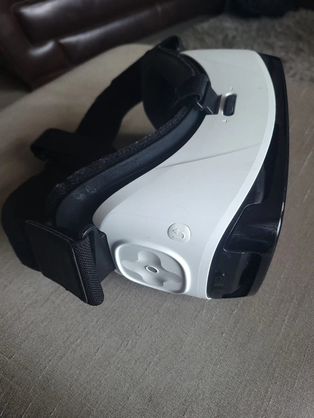 Samsung Black and White Smartphone VR Headset with Head Strap
